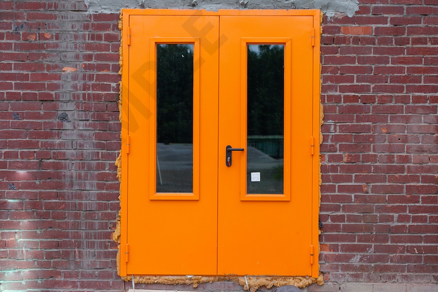 Входные двери с остеклением