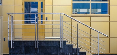 Уличная входная дверь из стальных профилей с большими стеклами