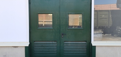 Металлическая дверь с остеклением и вентиляционными решетками ДМТ-ВР