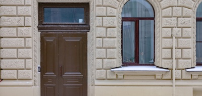 Уличная входная дверь с дубовыми накладками в историческом здании