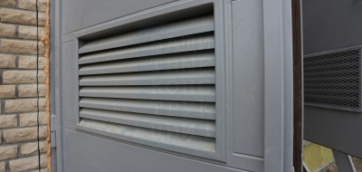 Вентиляционная решетка в распашных металлических воротах