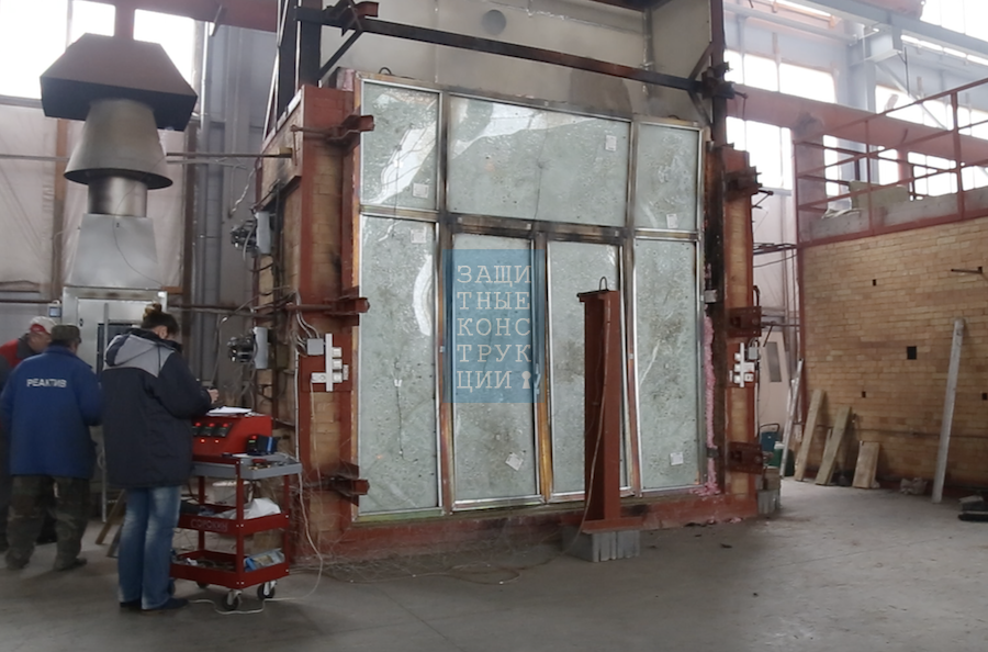 Испытания противопожарной остекленной перегородки