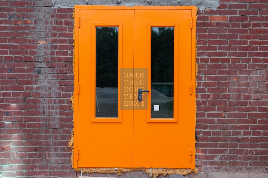 Хорошо: стекло в металлической двери добавляет эстетики и дает заглянуть внутрь