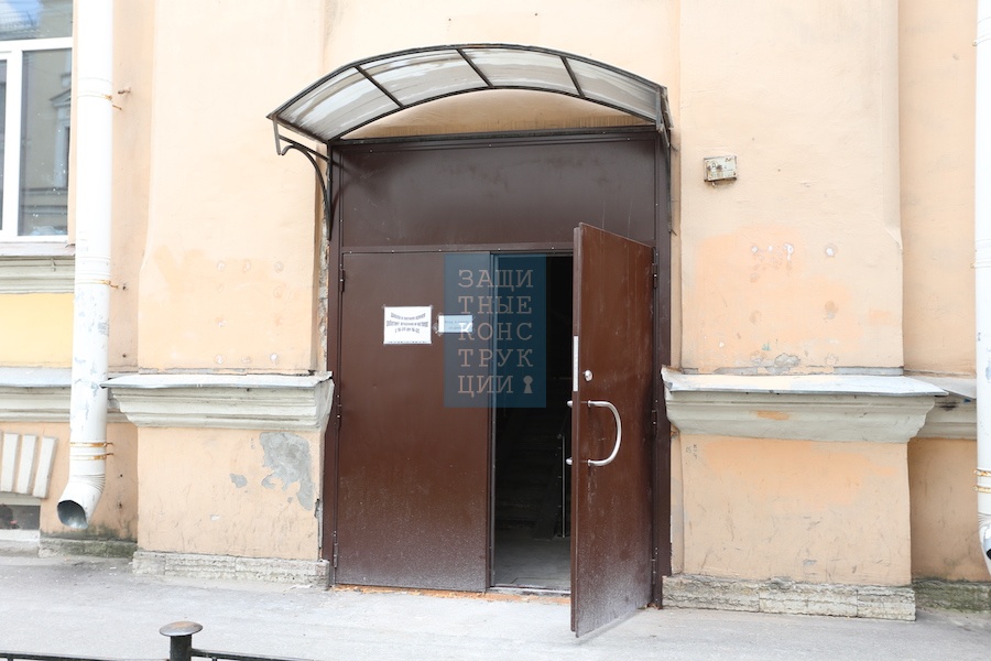 Плохо: глухая входная дверь