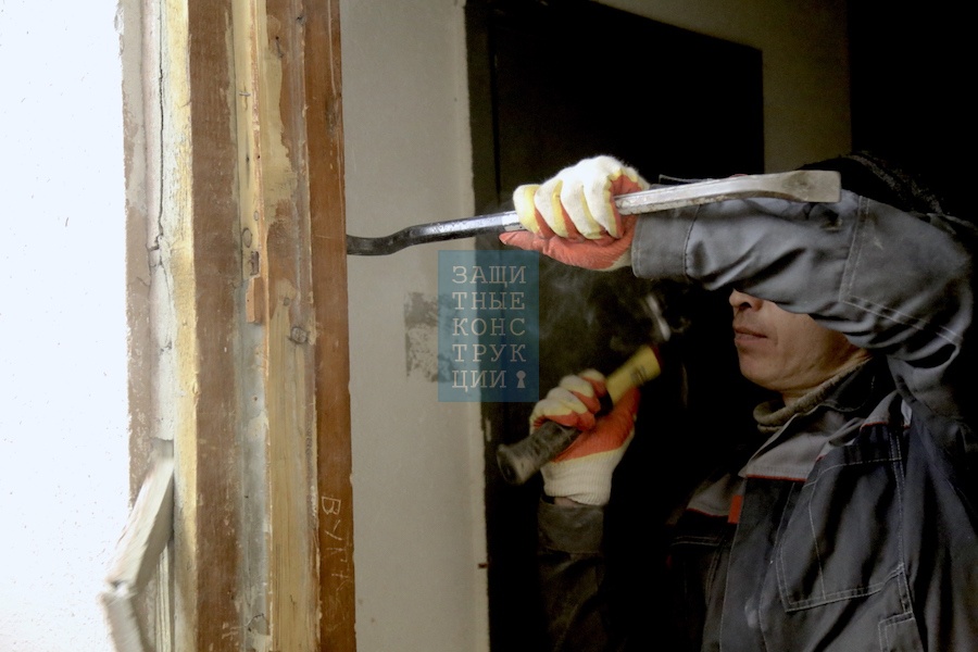 Остатки старой деревянной коробки в проеме