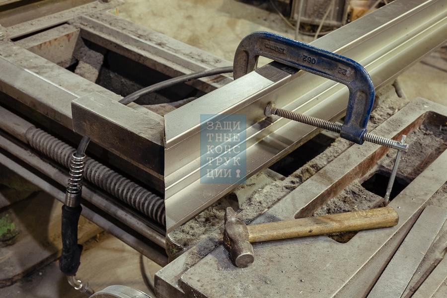 Сборка дверной рамы из заготовок на кондукторе Сборка дверной рамы из заготовок на кондукторе