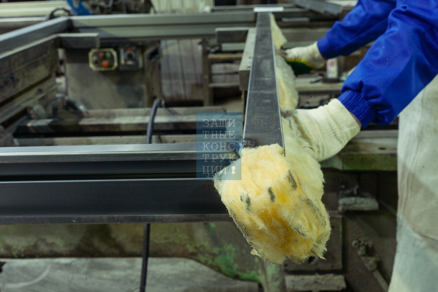 Заполнение дверной коробки минеральной ватой Заполнение дверной коробки минеральной ватой