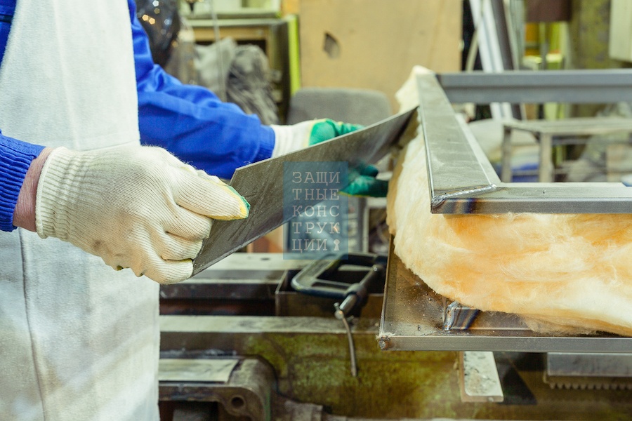 Заполнение дверной коробки минеральной ватой Заполнение дверной коробки минеральной ватой